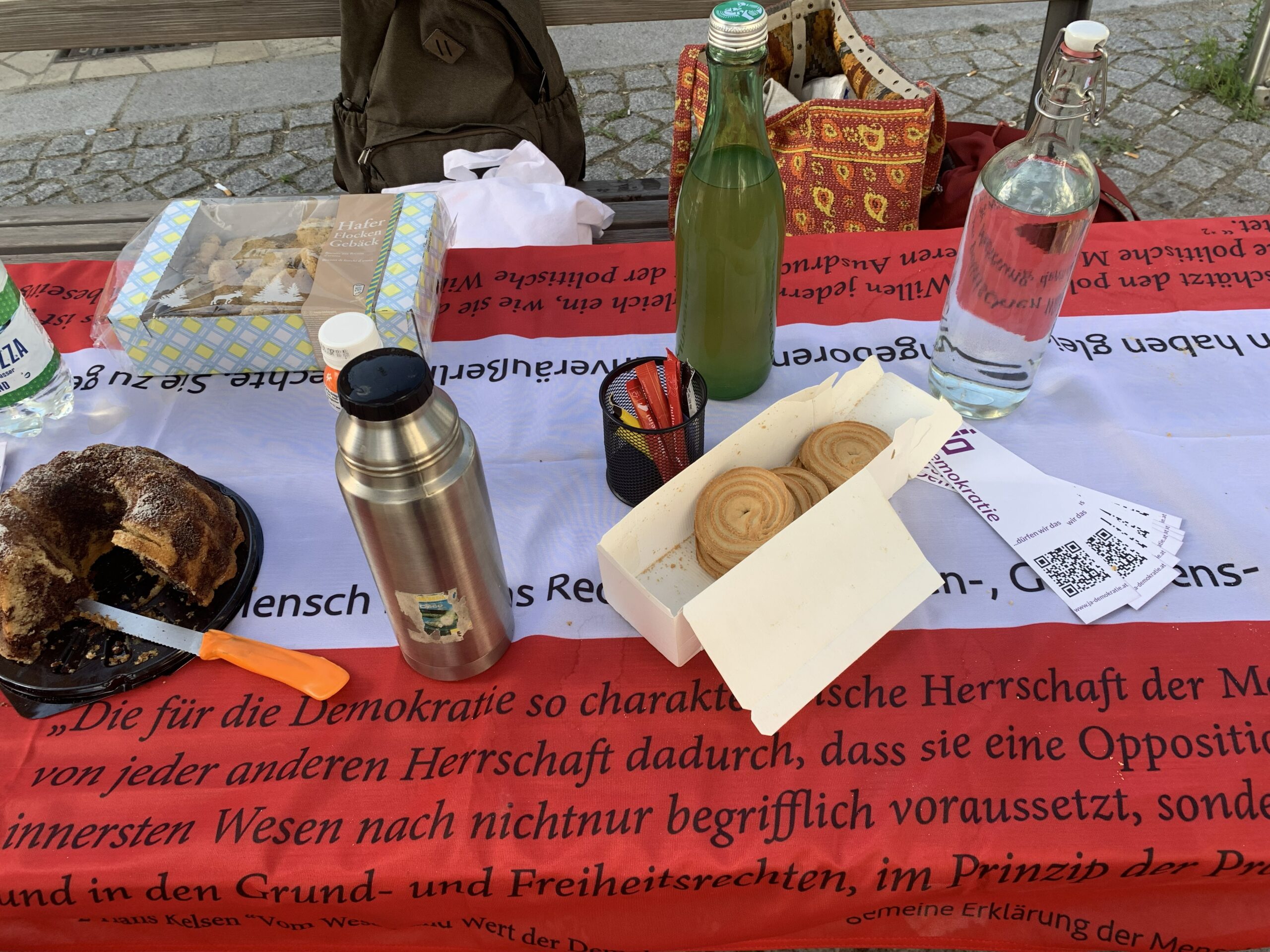 Österreich-Fahne-Menschenrechte-Tischtuch